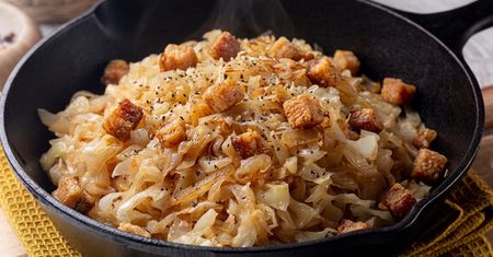 Do mięsa podaję kapustę kiszoną po litewsku. Robię ją z 4 składników