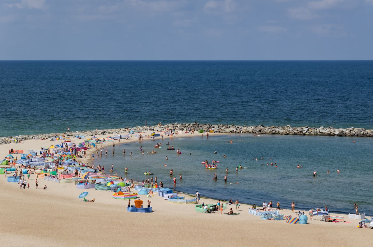 Turyści kochają rozległą plażę w Jarosławcu