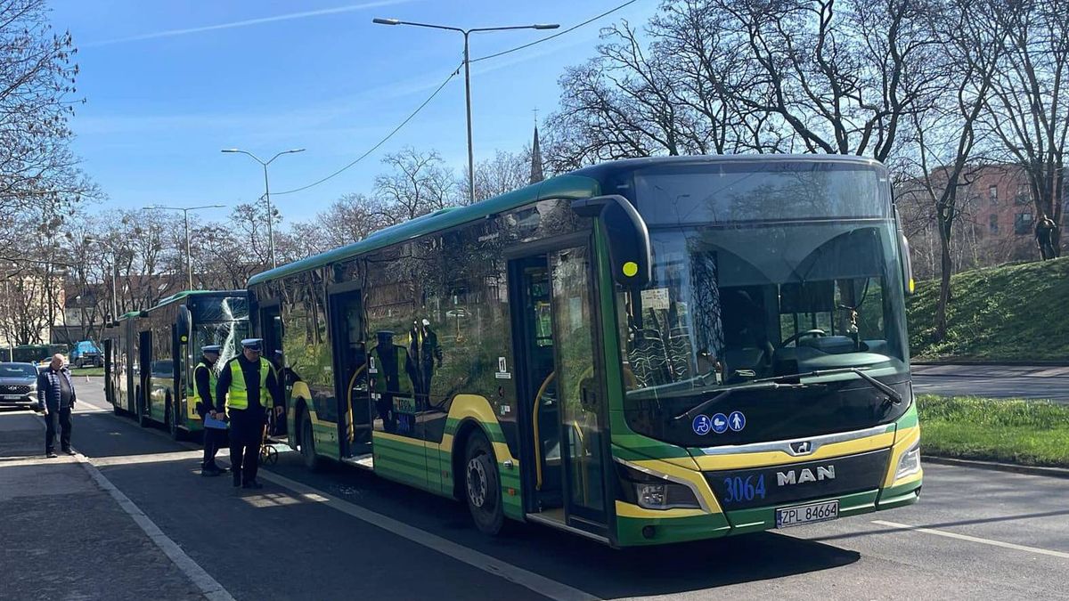 Kilkanaście osób, w tym siedmioro dzieci, trafiło do szpitala w wyniku zderzenia dwóch autobusów komunikacji miejskiej w Szczecinie