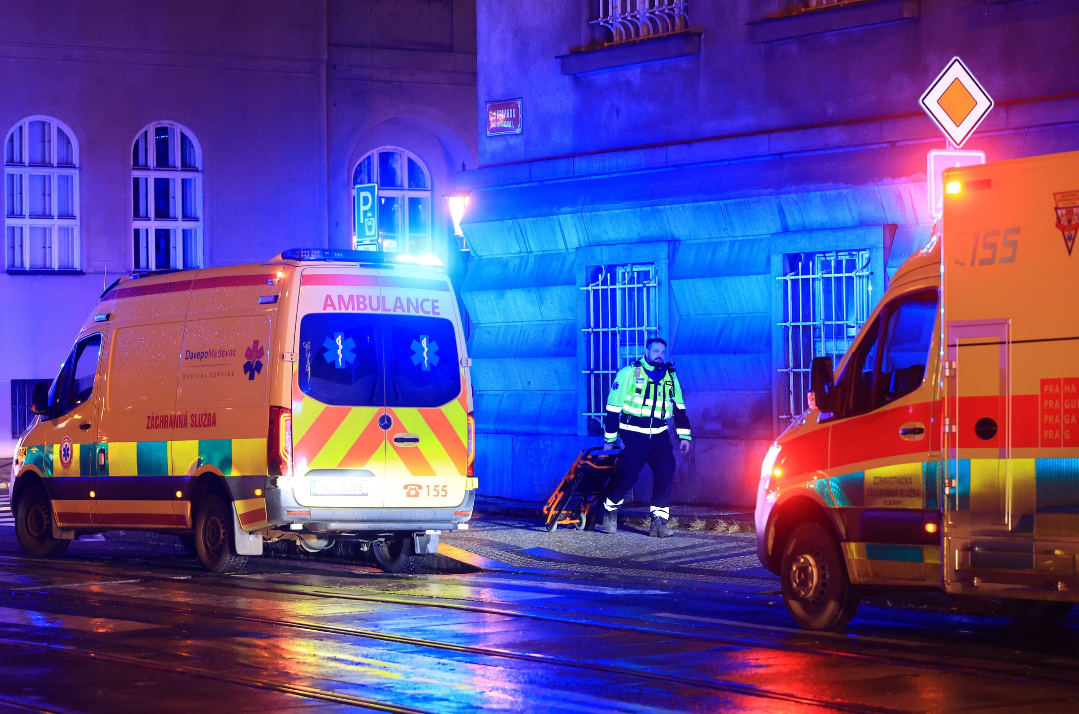 Several dead and dozens injured in central Prague University shooting
epa11040005 A member of the emergency service at the scene of a shooting at Charles University in central Prague, 21 December 2023. According to Czech Police several people have been killed and "dozens" injured in an incident in the capital of the Czech Republic.  EPA/MARTIN DIVISEK 
Dostawca: PAP/EPA.
MARTIN DIVISEK
