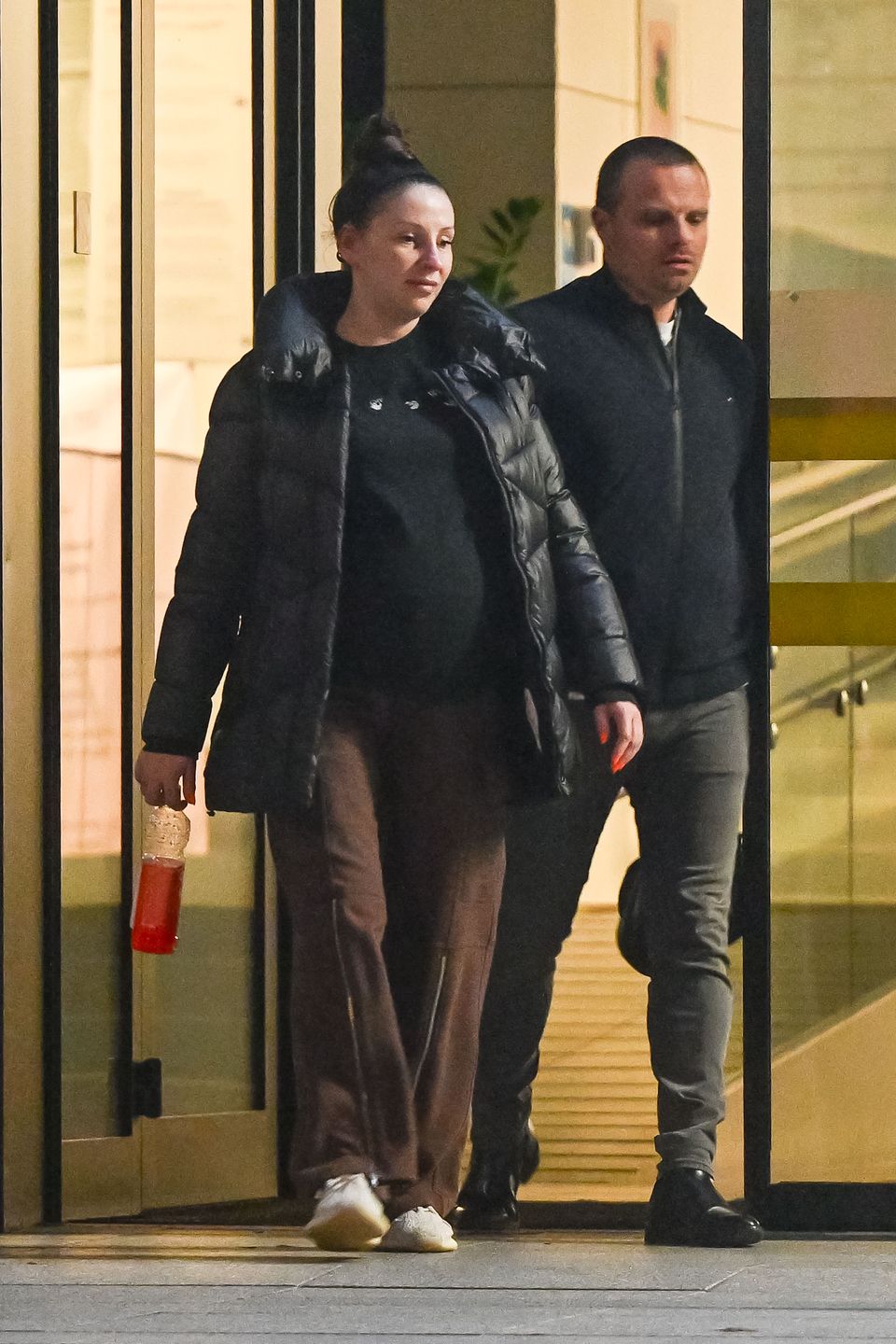 Marcin Hakiel maszeruje z Dominiką do szpitala na kardiotokograf