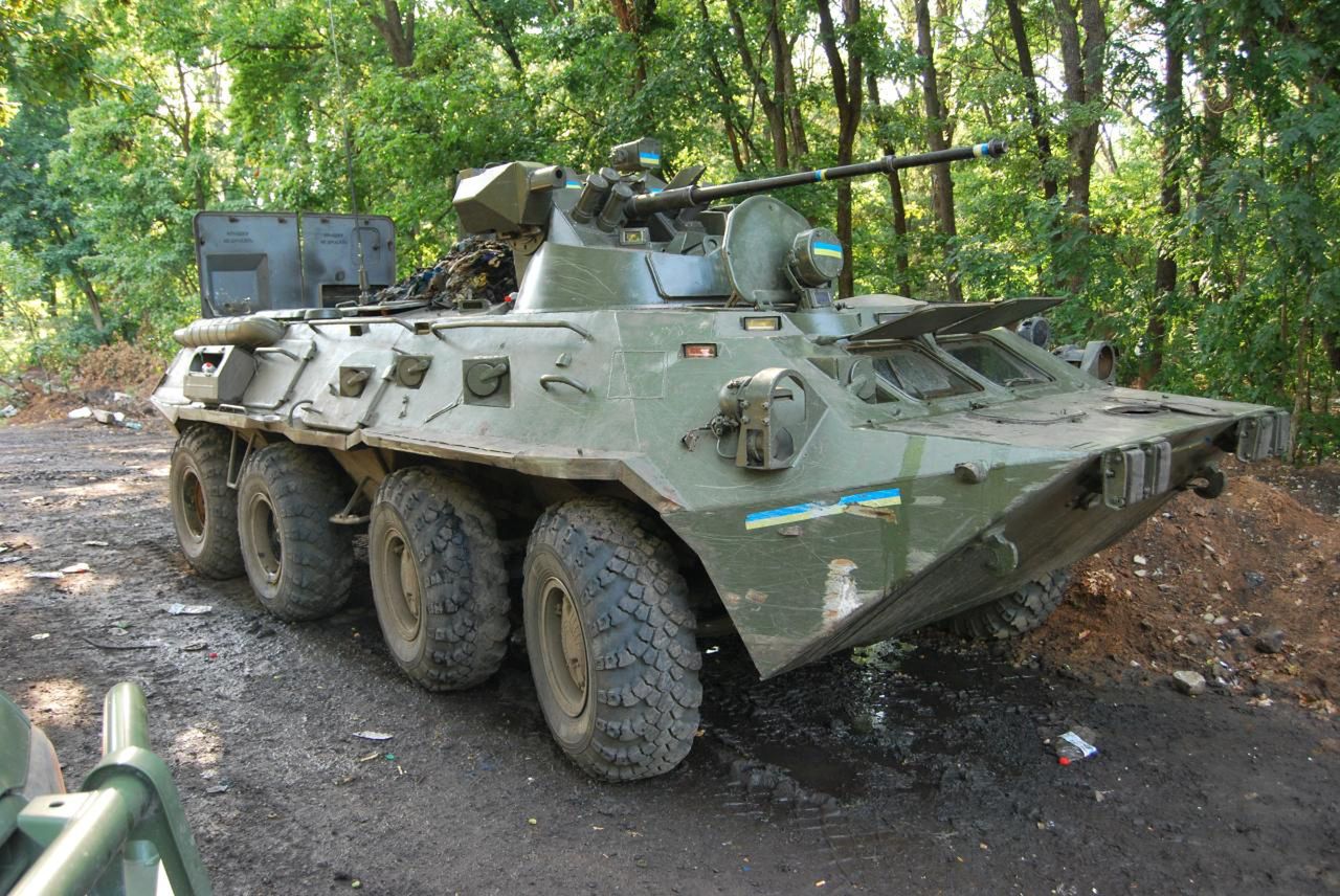 Rosjanie znowu sięgają po złom. Umacniają nim transportery opancerzone BTR-82