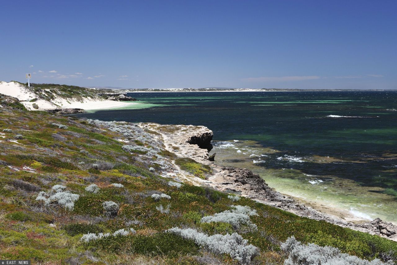 Jach z kilkoma osobami na pokładzie rozbił się na rafie w Jurien Bay (Australia)