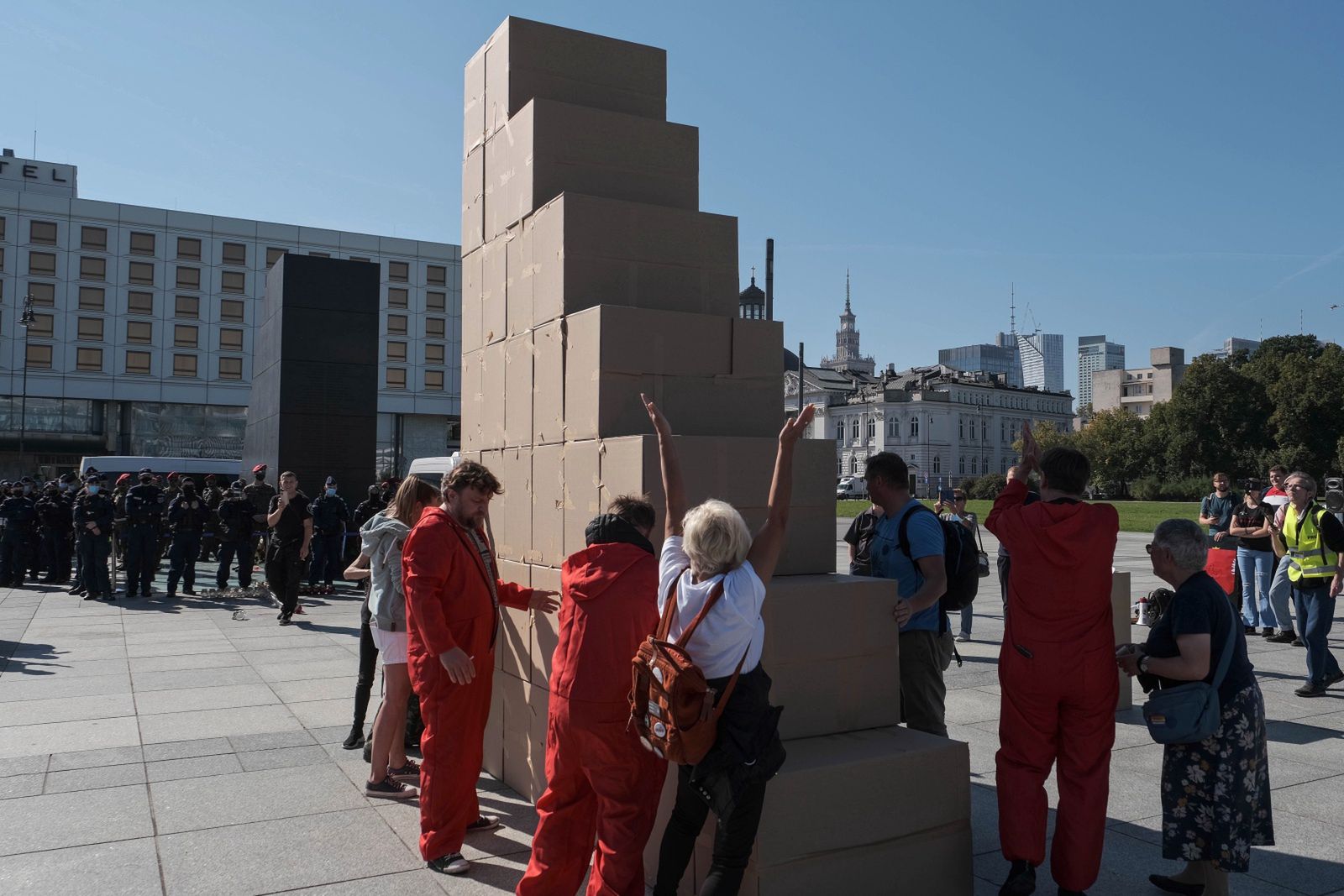 uczestnicy happeninguMateusz Marekhappening, miesi�cznica, plac Pi�sudskiego, polityka, Pomnik, rocznica katastrofy smole�skiej, smole�ska, Warszawa