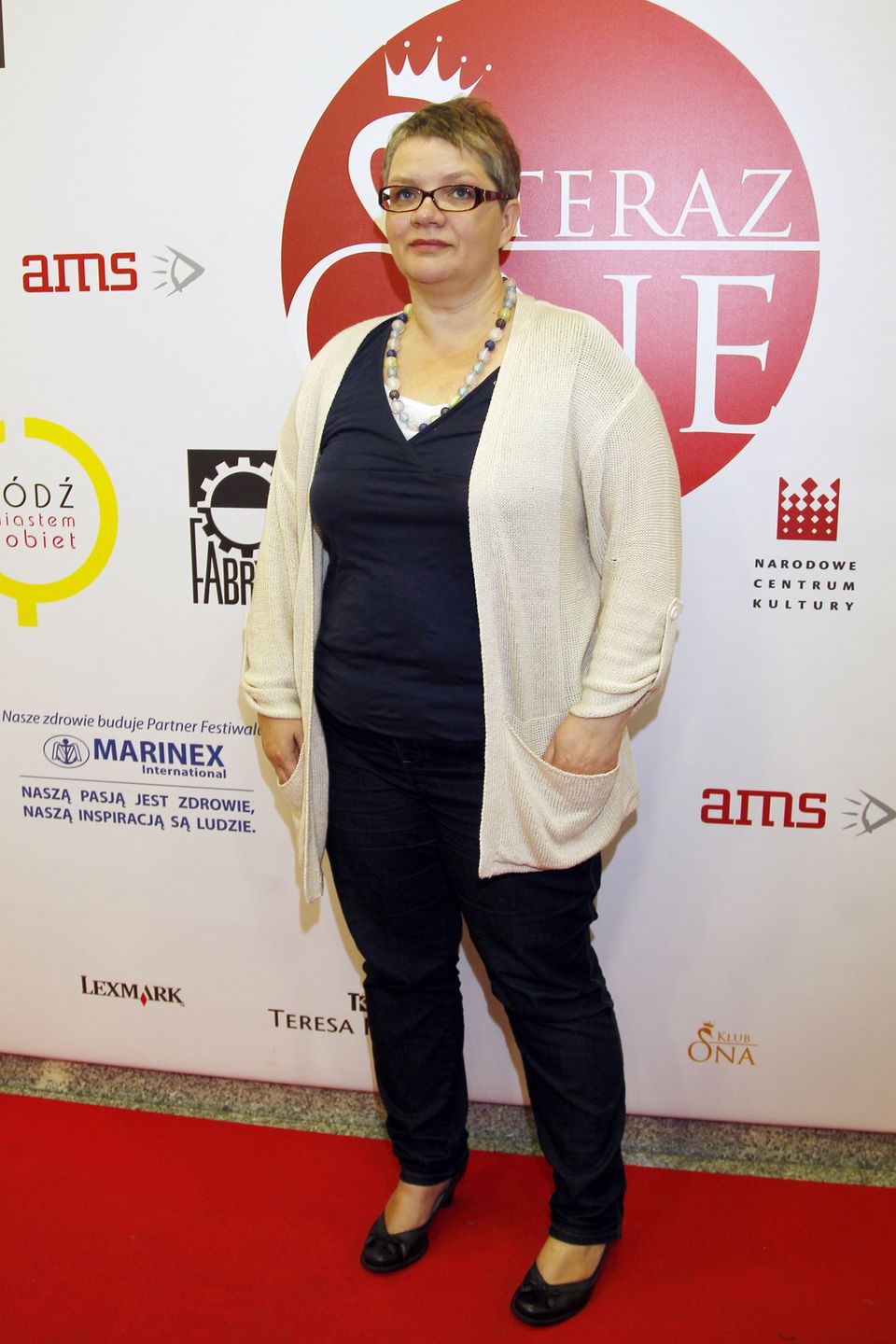 scena z: Dorota Zawadzka, SK:, , fot. Podsiebierska/AKPAczerwiec 2012, sweter kremowy, bluzka granatowa, jeansy granatowe, korale kolorowe, buty czarne na obcasie, okulary, Dorota Zawadzka