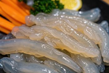 Jest jadalna, choć wszyscy myślą, że to niemożliwe. Ma dużo białka i najlepiej smakuje w sosie