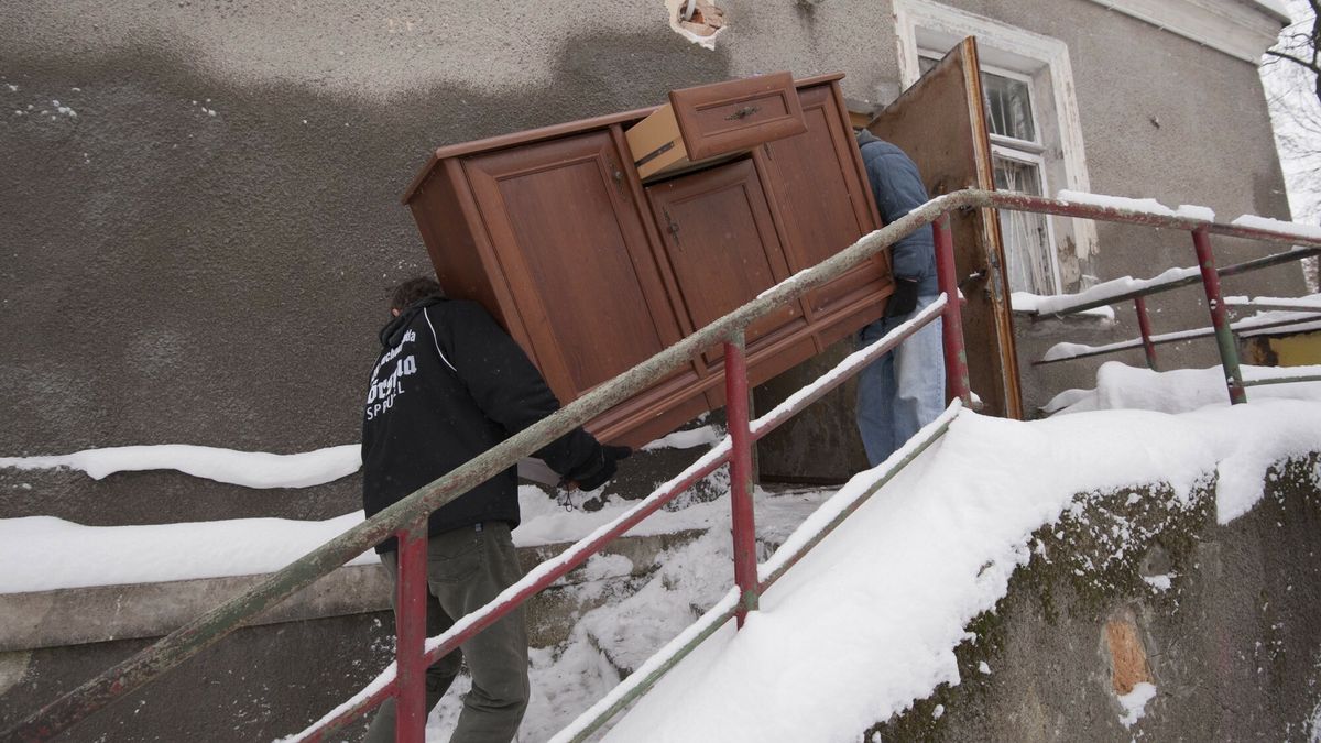 Eksmisja wielodzietnej rodziny
18.12.2012 Bialystok Eksmisja rodziny Topczewskich z trojka dzieci z zadluzonego lokalu komunalnego . Topczewscy sa zadluzeni na 120 tys zl . Na wniosek Zarzadu Mienia Komunalnego komornik sadowy eksmitowal rodzine do lokalu o pow 18 m2 a zdaniem Ernesta Topczewskiego 14 m2 , bowiem nie powinny do metrazu wliczac sie zabudowane wneki szafowe . Zgodnie z prawem w lokalu komunalnym na osobe powinno przypadac 5 m2 powierzchni , a wiec w ich przypadku co najmniej 25 m2 . Topczewscy na razie przeniesli sie do tego lokalu , ale beda odwolywac sie od tej decyzji n/z wynoszenie mebli z mieszkania UWAGA! ZDJECIA NIE MOGA BYC WYKORZYSTANE W SPOSOB OBRAZAJACY OSOBY WYSTEPUJACE NA NICH! fot Michal Kosc / AGENCJA WSCHOD / REPORTER
Kosc/AGENCJA WSCHOD/REPORTER