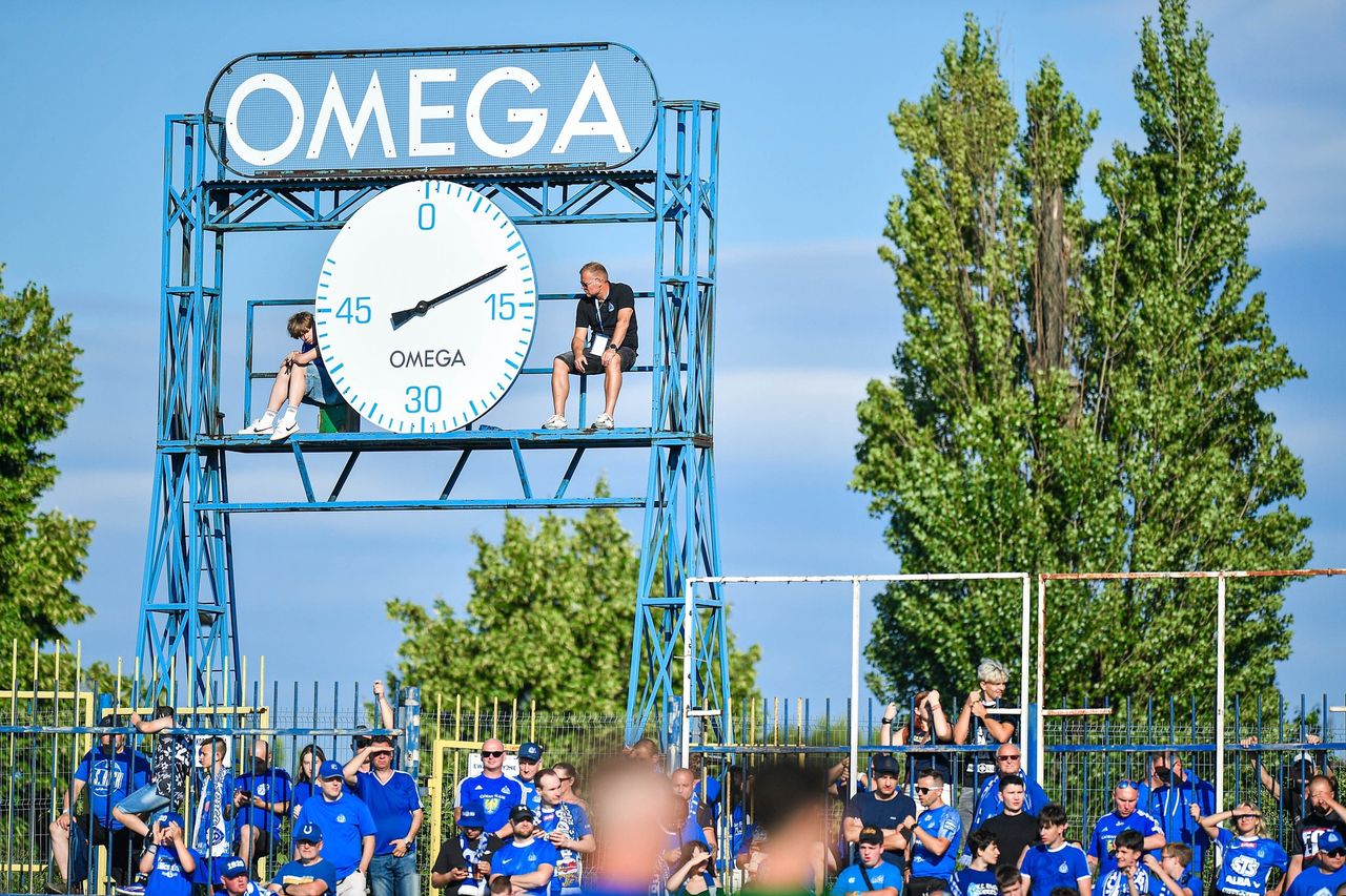 Koniec epoki. Przedwojenny zegar Omega znika ze stadionu Ruchu Chorzów