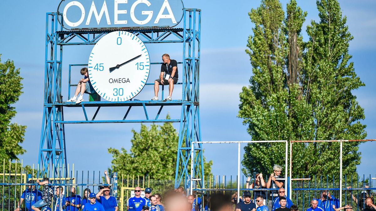 Historyczny zegar na stadionie Ruchu Chorzów