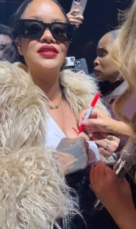 Mariah Carey daje autograf Rihannie