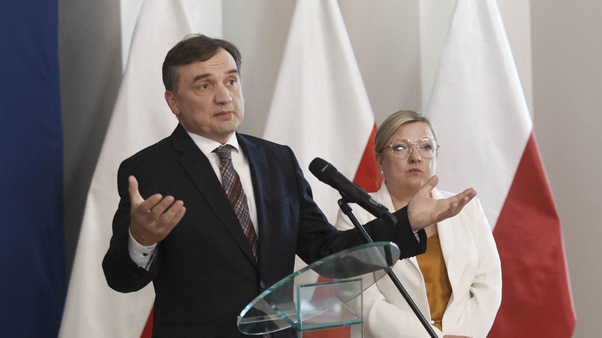 Wrocław, 27.06.2022. Minister sprawiedliwości, prokurator generalny Zbigniew Ziobro (L) i europosłanka Beata Kempa (P) na konferencji prasowej w Dolnośląskim Urzędzie Wojewódzkim we Wrocławiu. Konferencja dot. m.in. unijnej polityki klimatycznej. (aldg) PAP/Aleksander Koźmiński