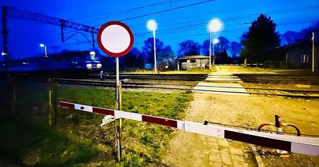 PKP niespodziewanie zamknęło przejście przez tory. Mieszkańcy nie kryją oburzenia. „Jak można tak utrudniać ludziom życie?”