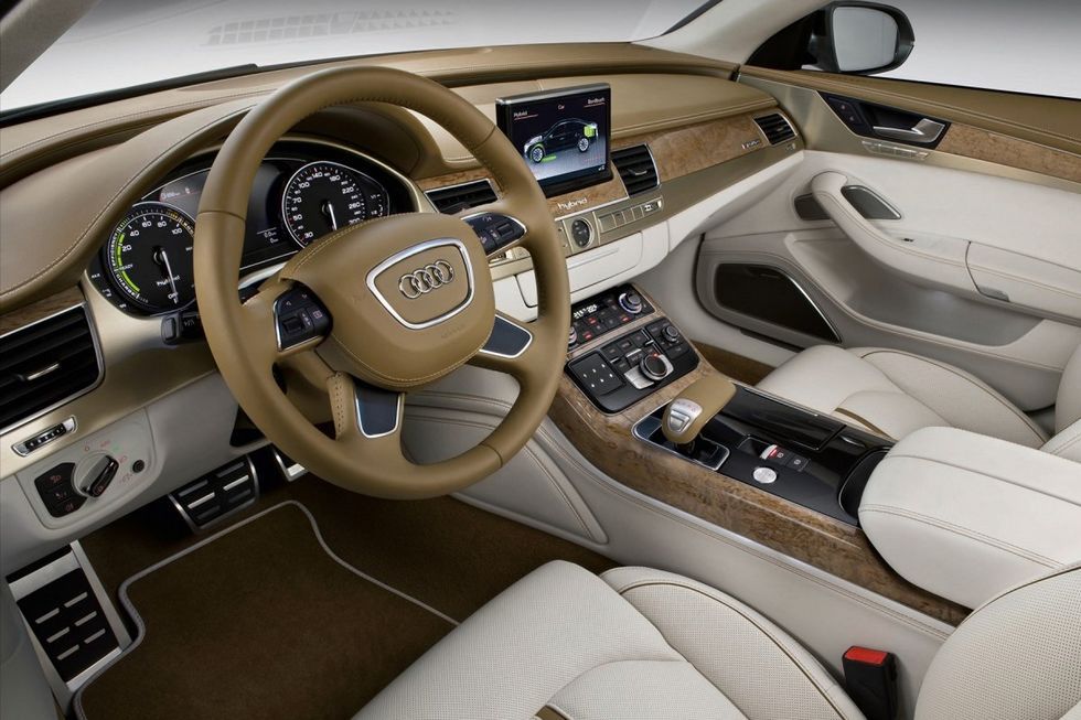 Jakie skojarzenia wywołuje wnętrze luksusowego samochodu?