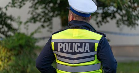 Pijany 14-latek za kierownicą. Podróż skończyła się w rzece