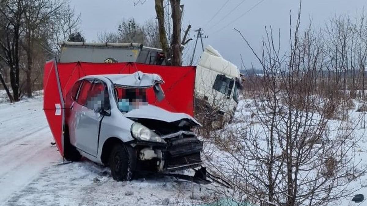 Honda zderzyła się z ciężarówką w miejscowości Małaszewicze Małe