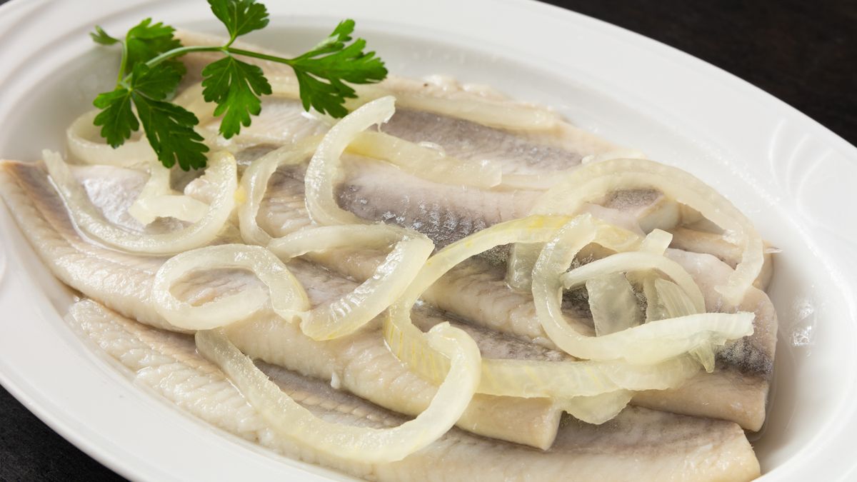 W prosty sposób uratujesz przesolone śledzie