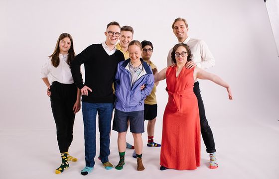 Branża marketingowa wspiera osoby z zespołem Downa w kampanii „Zespół Kolorowych Skarpetek”
