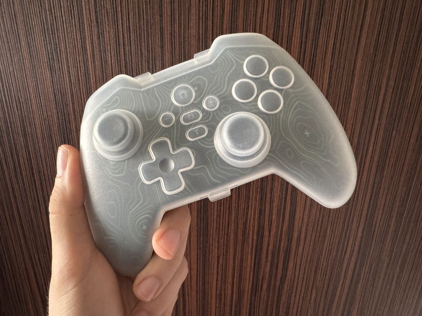 Twarde etui to świetny dodatek do kontrolera.