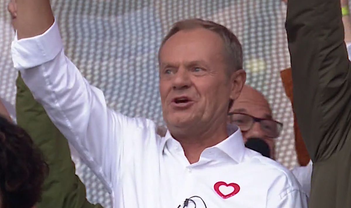 Donald Tusk na Marszu Wolności śpiewał na scenie