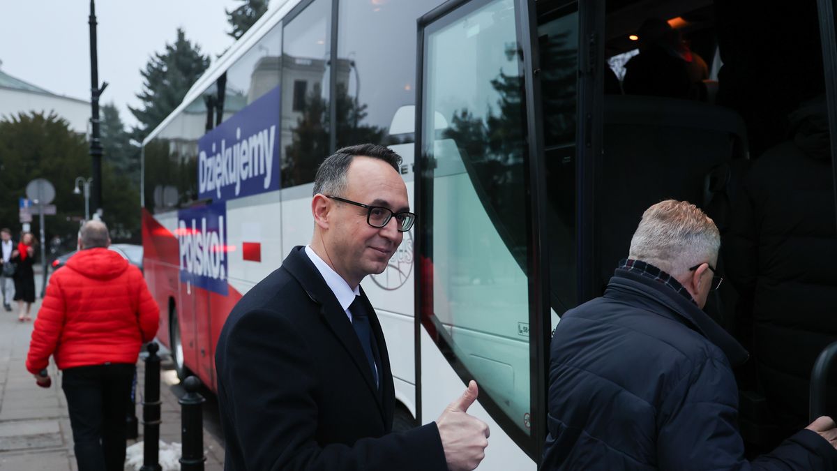 Warszawa, 13.12.2023. Minister infrastruktury Dariusz Klimczak wsiada do autobusu przed siedzibą Sejmu w Warszawie, 13 bm. Członkowie rządu premiera Donalda Tuska udają się na uroczystość zaprzysiężenia w Pałacu Prezydenckim. (amb) PAP/Szymon Pulcyn