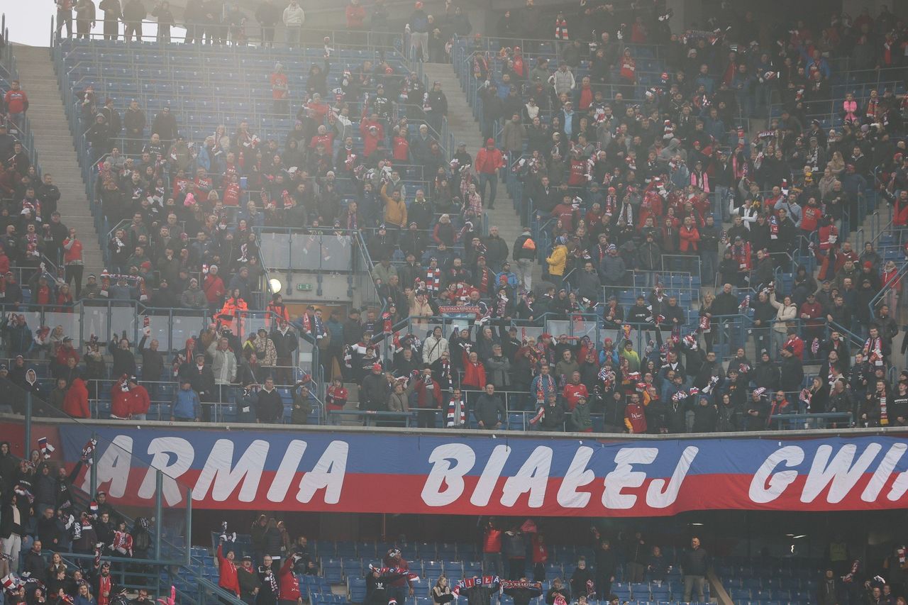Głośny doping, hymn i wiolonczelistka. Kibice na meczu Wisły Kraków z Polonią Warszawa