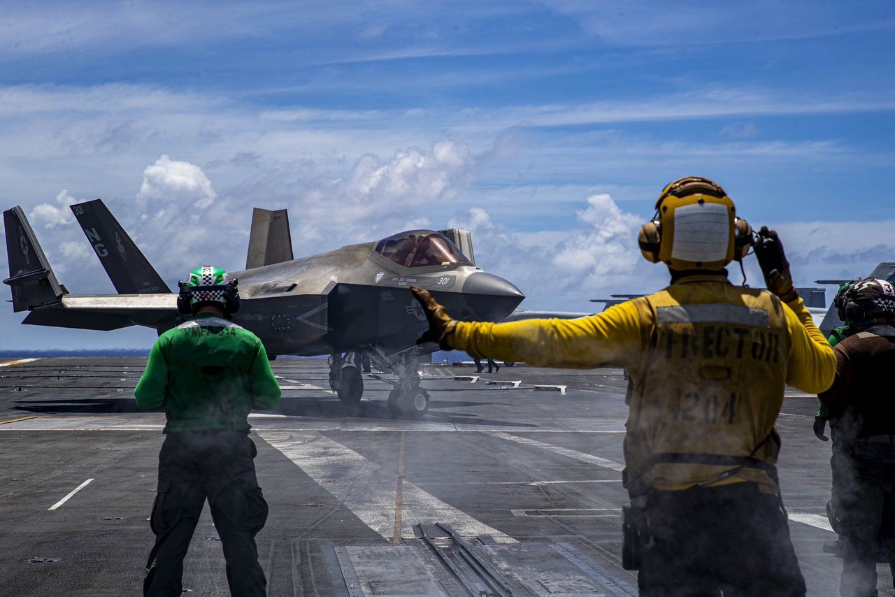 Ein Jagdflugzeug an Bord des Flugzeugträgers USS Abraham Lincoln