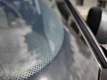 Czarne kropki na szybie auta. Do czego służą?