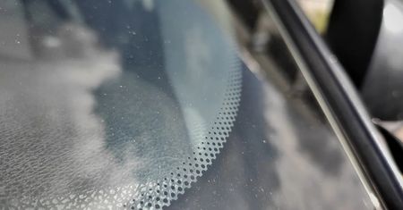 Czarne kropki na szybie auta. Do czego służą?