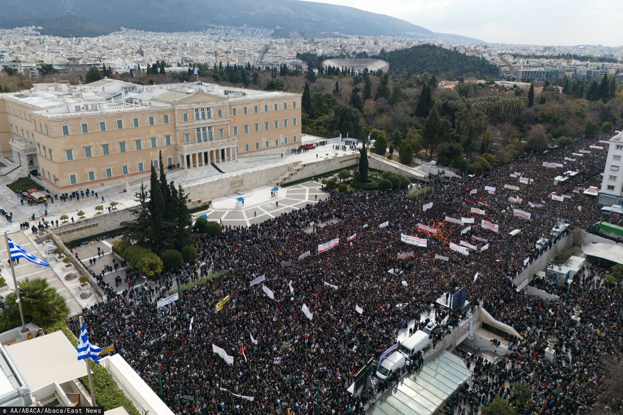 Strajk generalny w GrecjiATHENS, GREECE - FEBRUARY 28: An aerial view of people take part in a protest to mark the second anniversary of a train collision that left 57 people dead in the year 2023, in Athens on 28 February 2025. Thousands of demonstrators gathered in Athens' Syntagma Square on Friday 28 February to show their anger at a perceived lack of justice two years after Greece's worst-ever train crash killed more than 50 people. Striking workers grounded flights and halted sea and land transport across the country, while shops were closed and theatres cancelled performances. On 28 February 2023, a passenger train collided head-on with a freight train near the town of Tempi in northern Greece. The official death toll was 57, including many university students and nine members of the train crew. Costas Baltas / Anadolu/ABACAPRESS.COMAA/ABACA