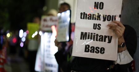 Godzina policyjna dla żołnierzy USA. W tle śmierć Japonki
