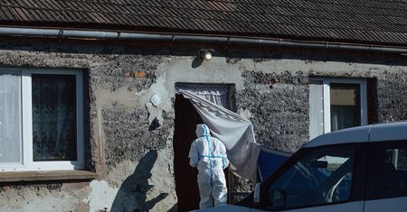 Morderstwo noworodków w Czernikach. "Ludzie ciągle stawiają znicze"
