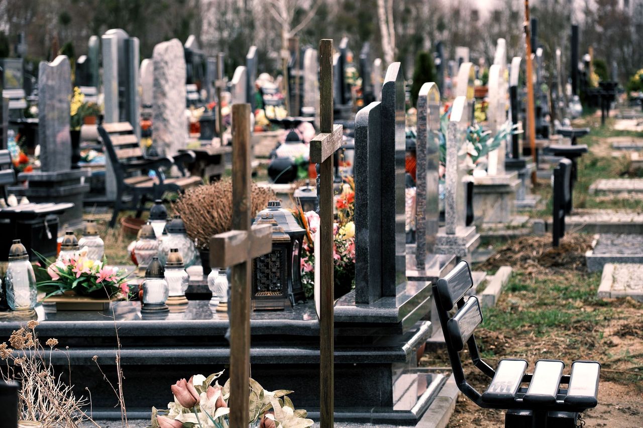 Widzisz taki napis na grobie? Oto co oznacza