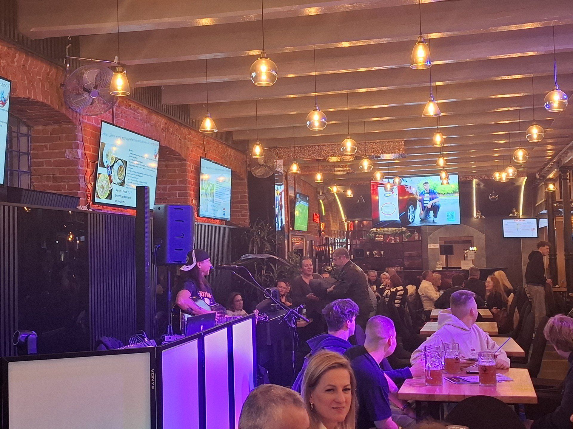 Blues Tenders, czyli jednoosobowy zespół oczarował publikę zgromadzoną w Food Hall Focha 15.