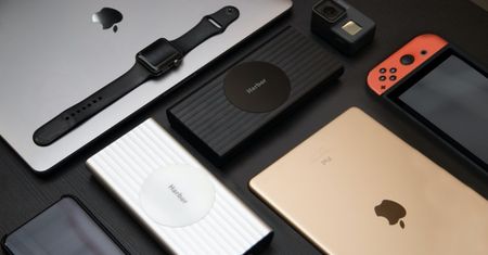 Stworzyli szpiegowski powerbank. Ładuje urządzenia i nagrywa z ukrycia