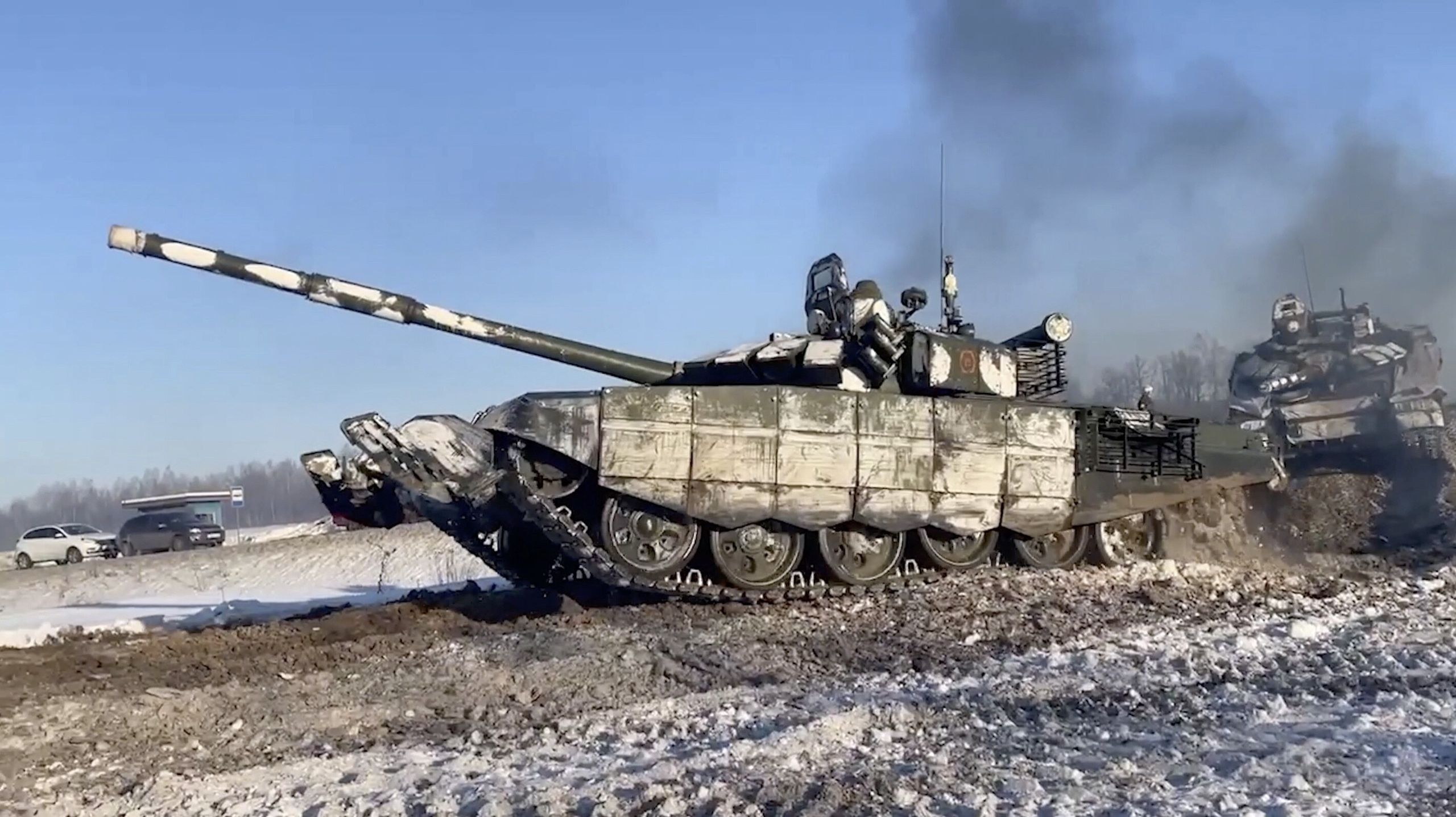 epa09758299 A handout still image taken from handout video made available by the Russian Defence Ministry press service shows Russian tanks return from the ground shooting range on the Voronezh region, Russia, 15 February 2022. Units of the Western and Southern military districts on 15 February begin returning from exercises to their bases by rail and road, the Russian Defense Ministry said.  EPA/RUSSIAN DEFENCE MINISTRY PRESS SERVICE HANDOUT  HANDOUT EDITORIAL USE ONLY/NO SALES Dostawca: PAP/EPA.