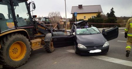 Ciągnik holował koparkę. Kierująca oplem najechała na linę holowniczą