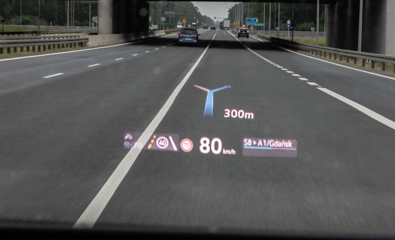 Niby detal, ale wygląd i wyświetlanie na head-up display zostało zmienione zgodnie z oczekiwaniami klientów. Teraz wskazania podczas nawigacji są inne niż np. w technicznie spokrewnionym ID.4