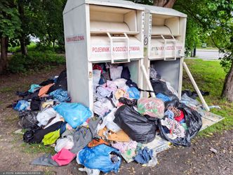 Śmietniska zamiast kontenerów na odzież. Tak nowy zakaz zmienił miasta