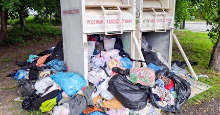 Śmietniska zamiast kontenerów na odzież. Tak nowy zakaz zmienił miasta