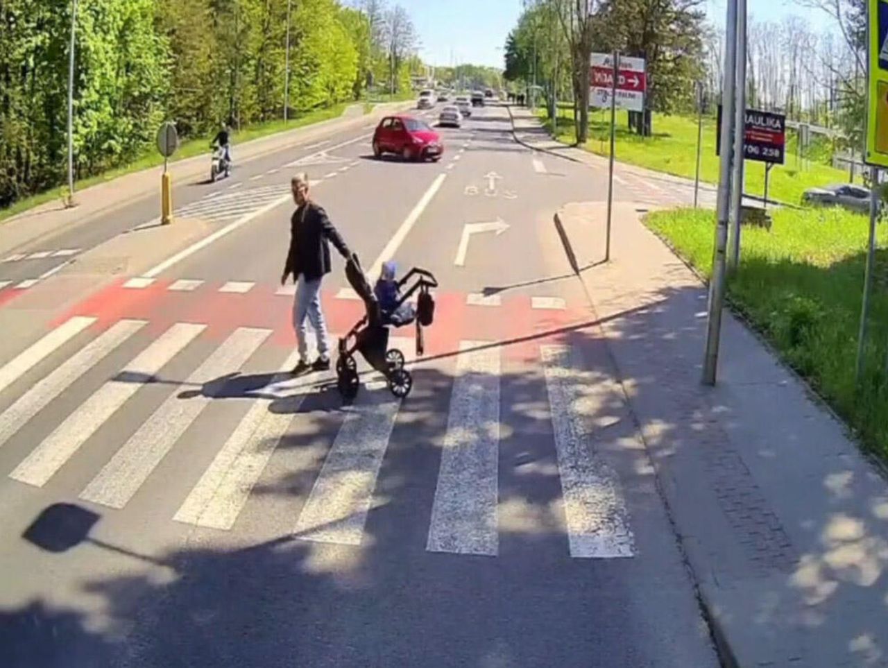 Zielona Góra. Młody ojciec z dzieckiem w wózku nie mógł przejść przez pasy. Kierowcy przejeżdżali mu przed nogami