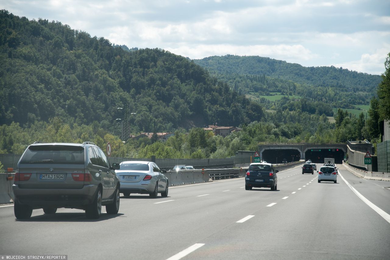 Problemy na włoskich autostradach. Wyrwy w jezdni i zawalony wiadukt