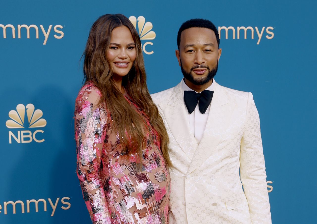 Chrissy Teigen urodziła. Znany mąż wygadał się na koncercie