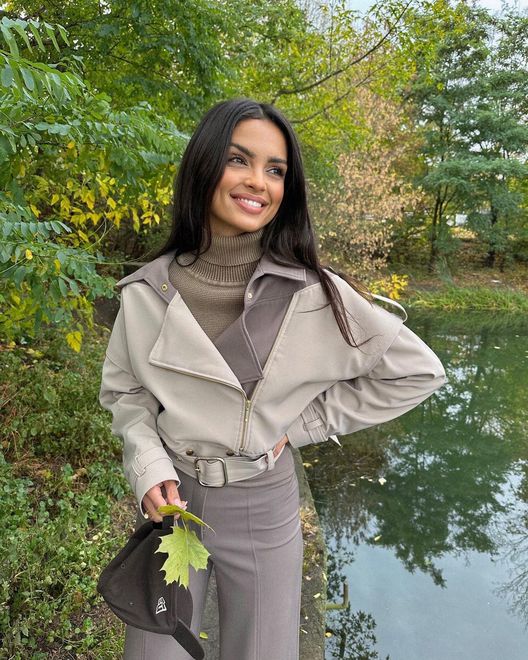 Klaudia El Dursi w beżowej ramonesce