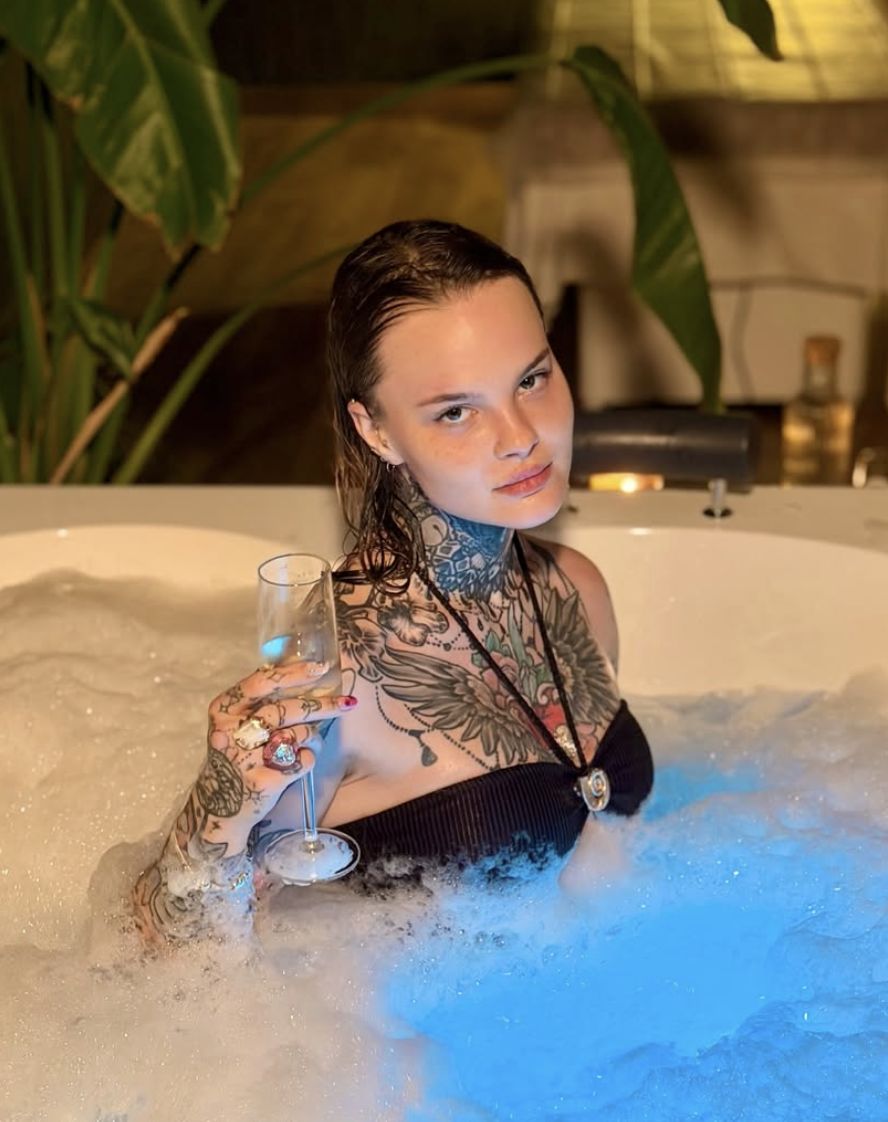 Monika Miller w jacuzzi