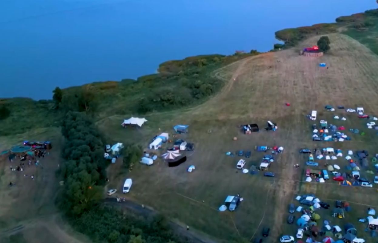 Sie haben ein Festival auf dem geschützten Gebiet der Insel Karsibór organisiert.