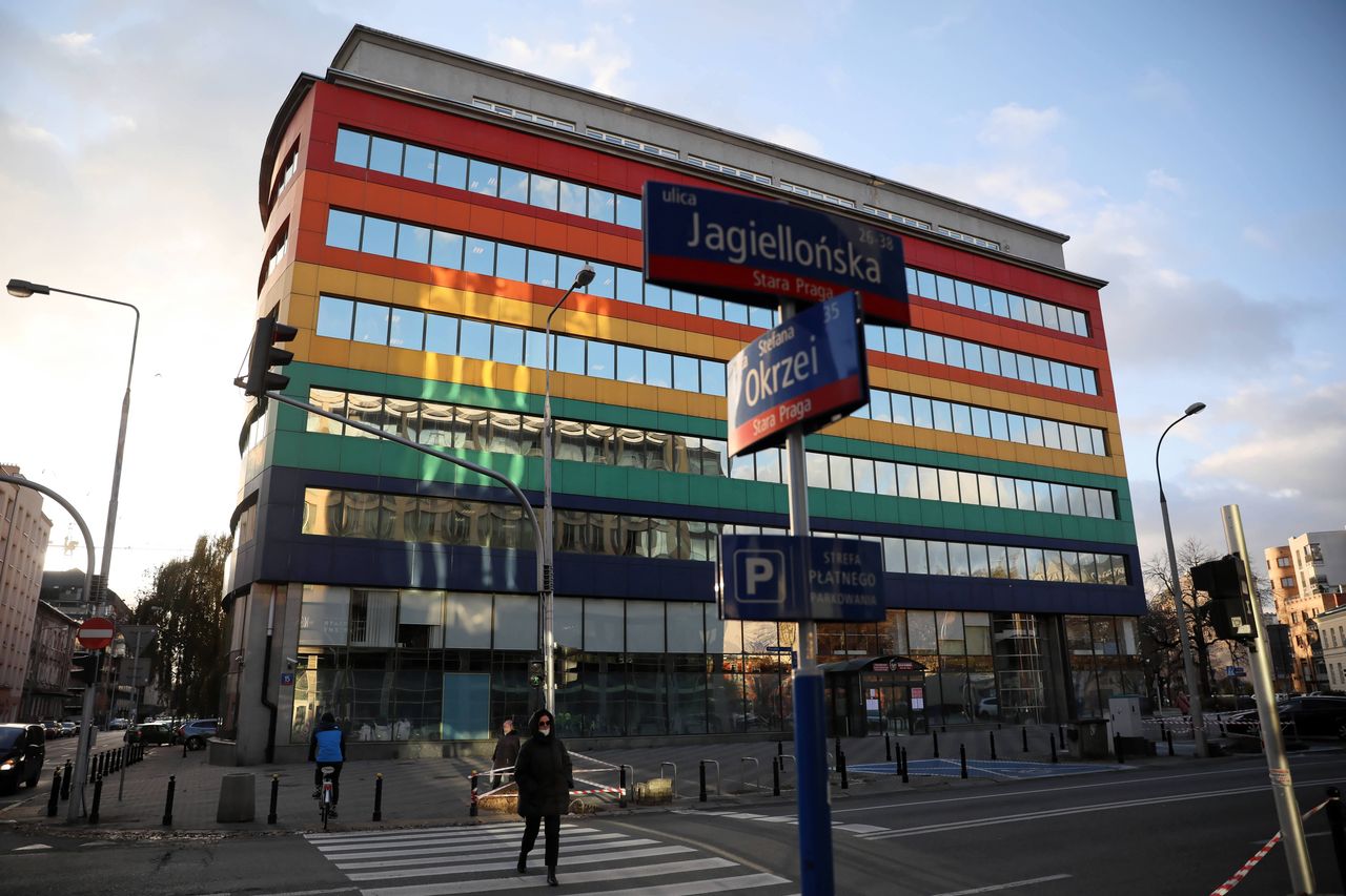 Budynek skarbówki obrzucony kamieniami. Policja szuka sprawcy