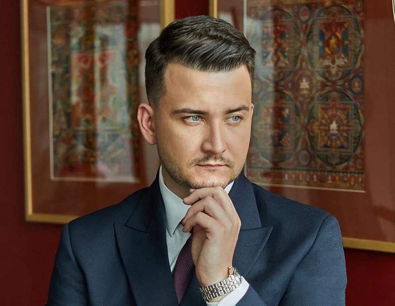 Ruszył proces Bartłomieja Misiewicza. Były rzecznik MON jest oskarżony o sprzedaż wódki bez zezwolenia