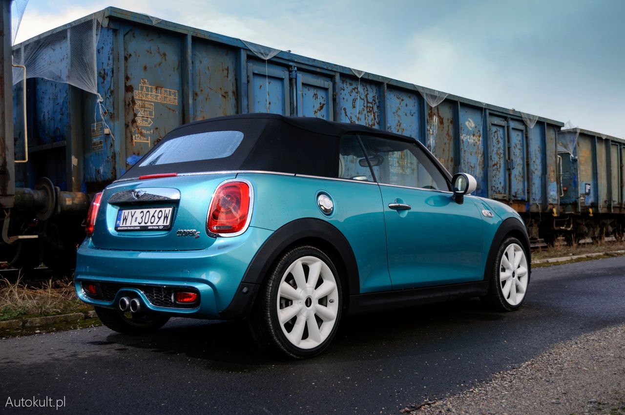 Mini Cooper S Cabrio (2016) - zdjęcia, wnętrze, bagażnik