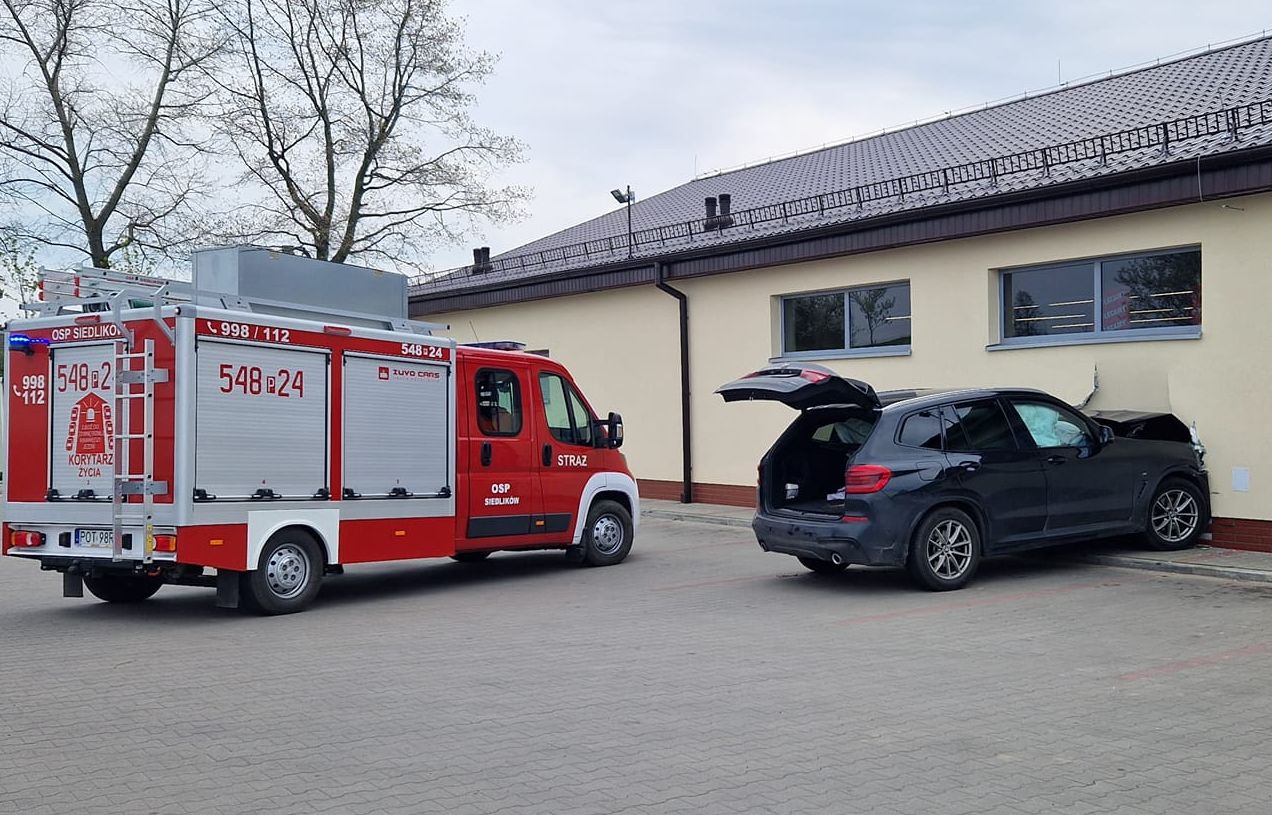 Chciał zaparkować jak najbliżej sklepu. Wjechał w ścianę i przewrócił regał