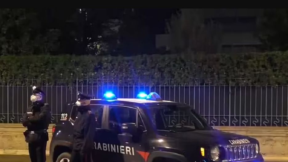Włoska policja przed domem 80-letniego mężczyzny, który zabił  żonę nożem, gdy ta odmówiła spania z nim. Fot. Newsflash